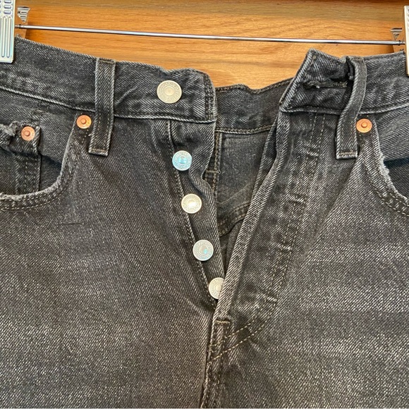 Levi's 501 button fly black busted knee jeans - Picture 2 of 7